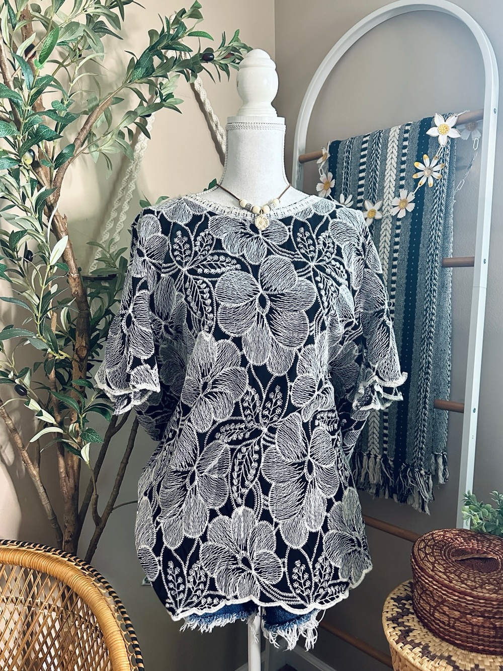 Solitaire Black Cream Floral Embroidered Scallop Trim Blouse 2X